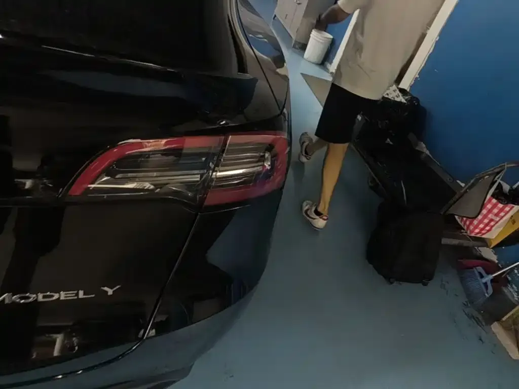 Tesla Model Y — фото 10