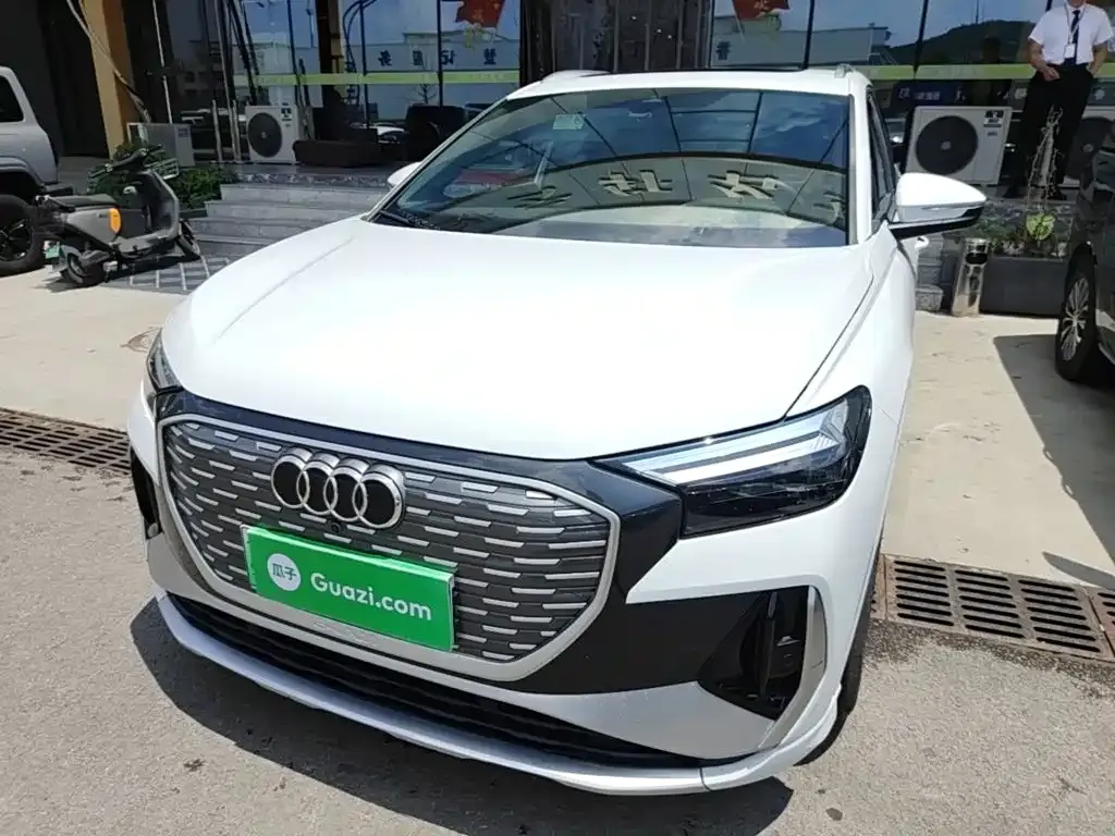 Audi Q4 e-tron — фото 1