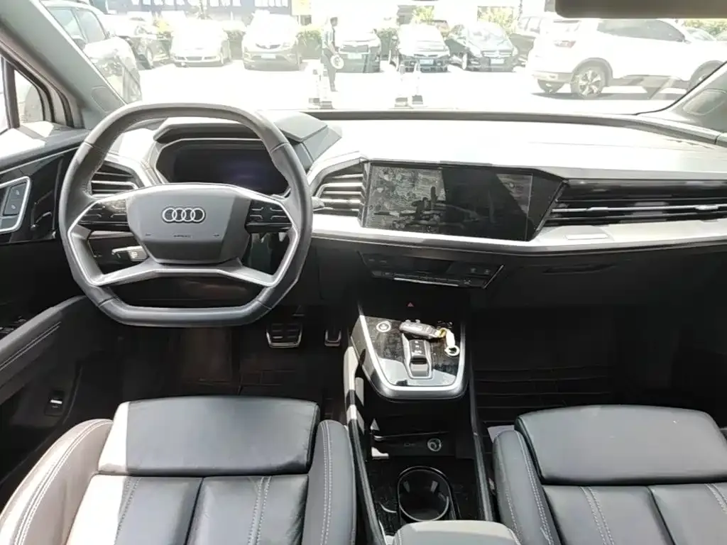 Audi Q4 e-tron — фото 2