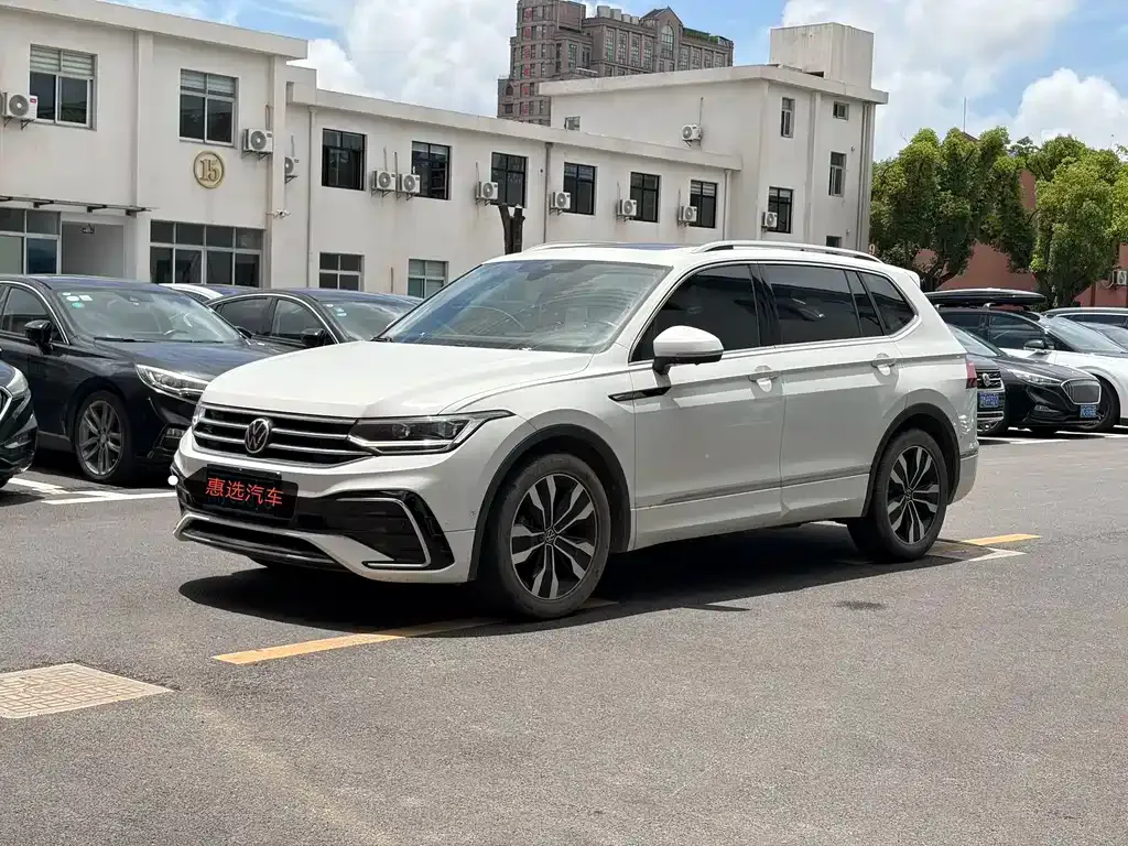 Volkswagen Tiguan L — фото 1