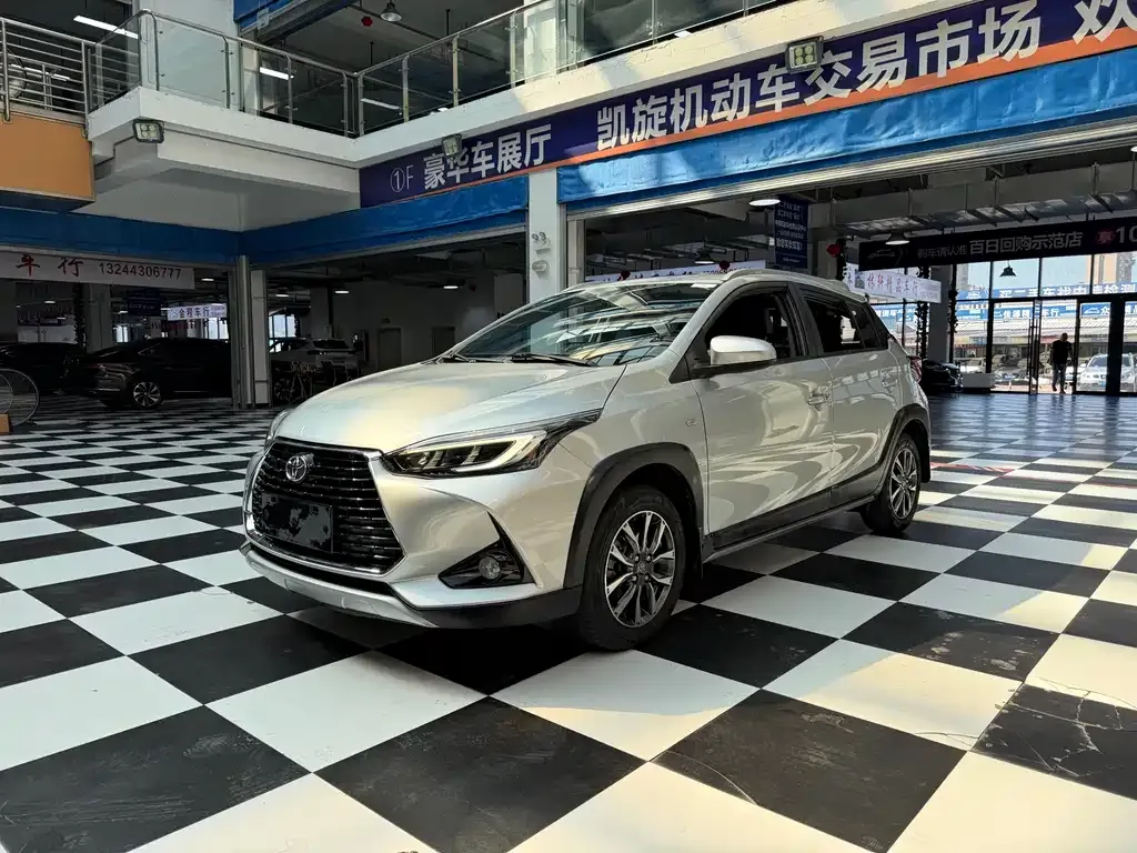 Toyota Yaris L — фото 1