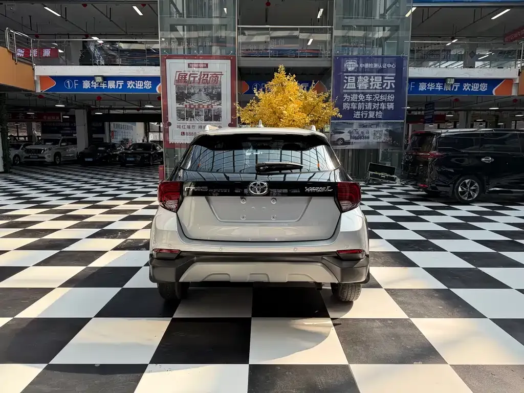 Toyota Yaris L — фото 2