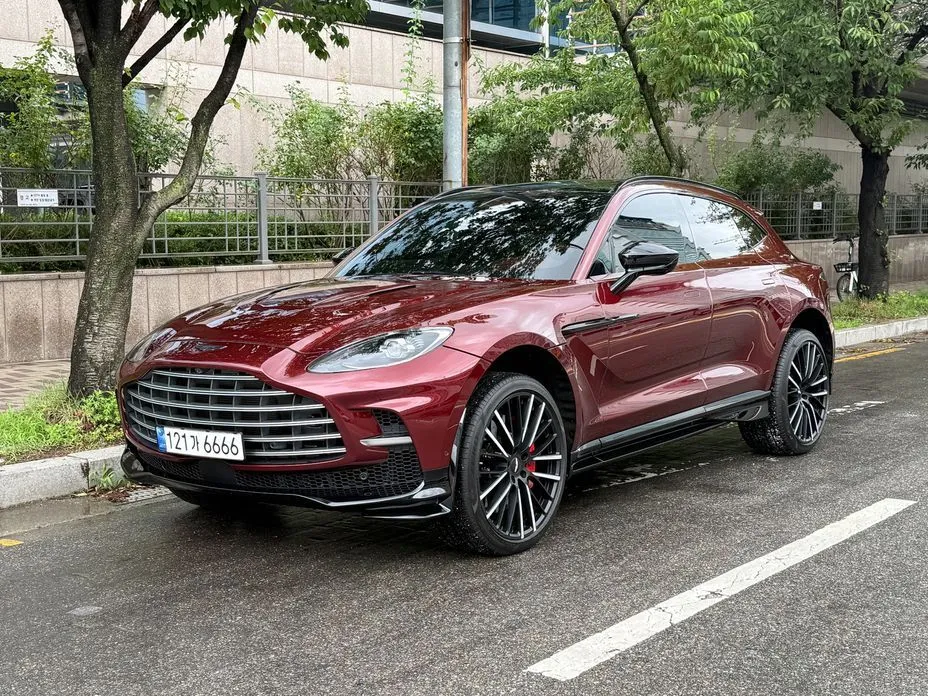 Aston Martin DBX — фото 1