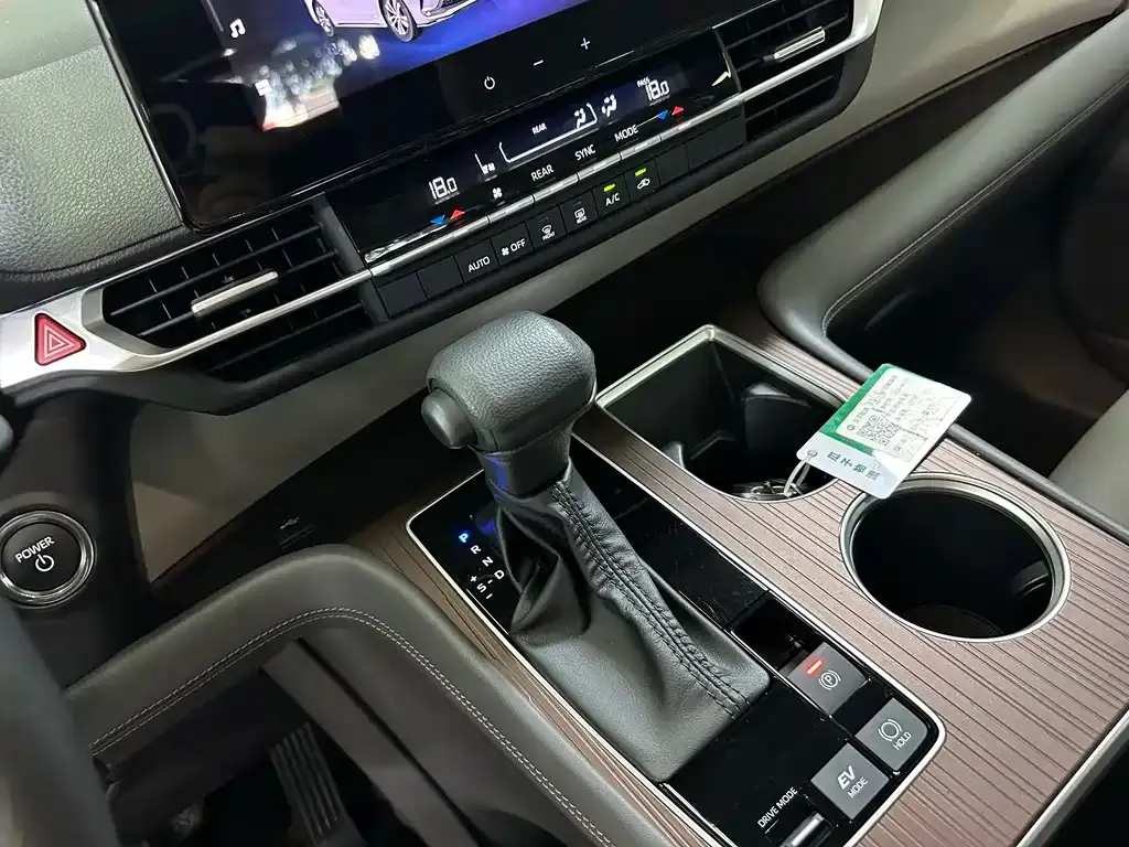 Toyota Granvia — фото 3
