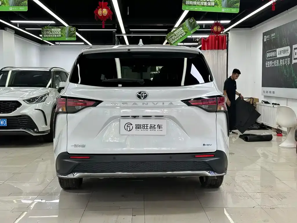Toyota Granvia — фото 7