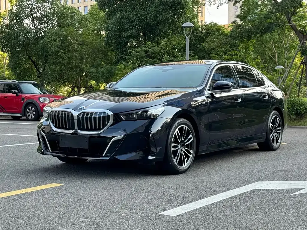 BMW 5 Series — фото 1