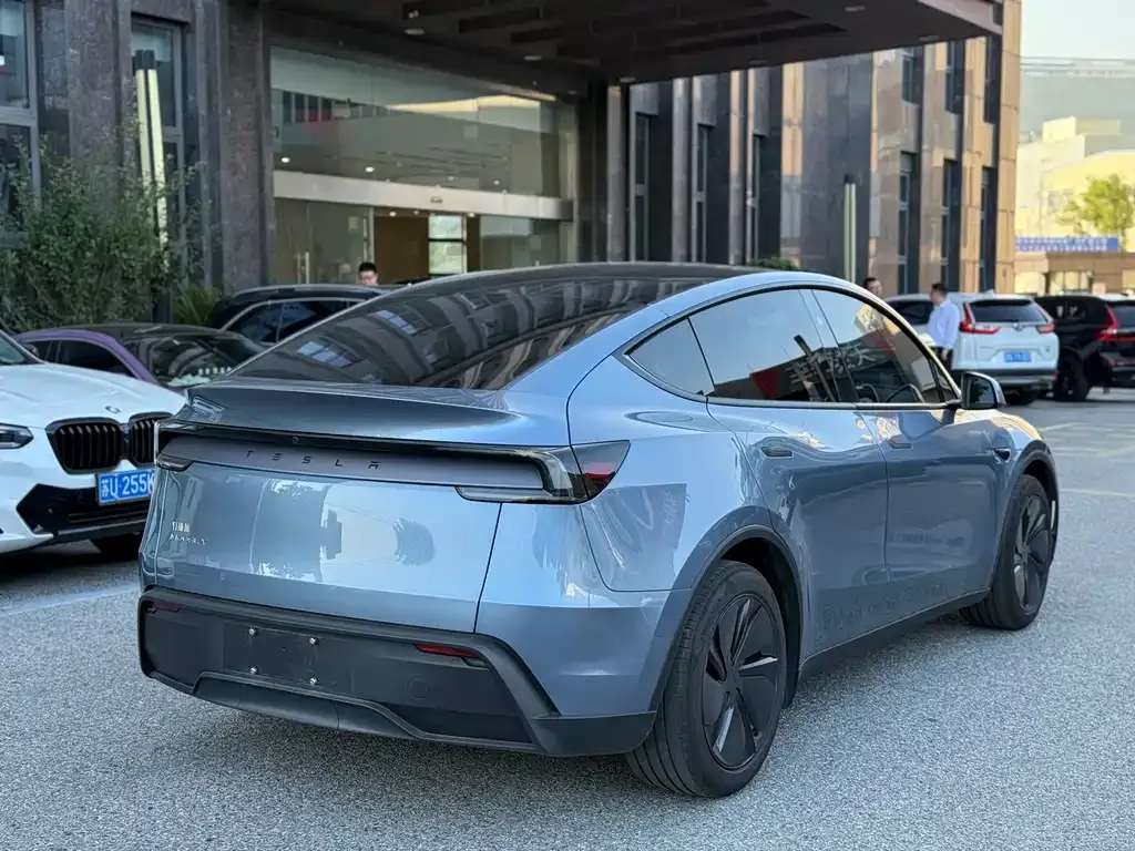 Tesla Model Y — фото 8
