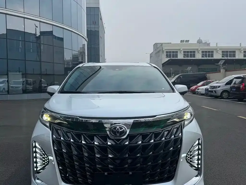 Toyota Granvia — фото 4