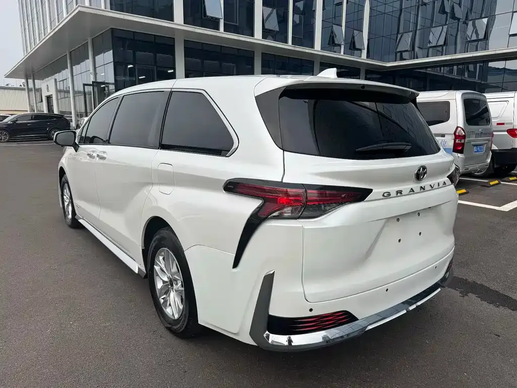 Toyota Granvia — фото 9
