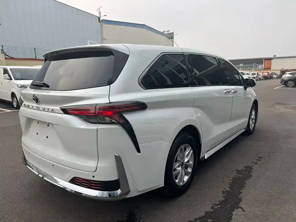 Toyota Granvia — фото 2