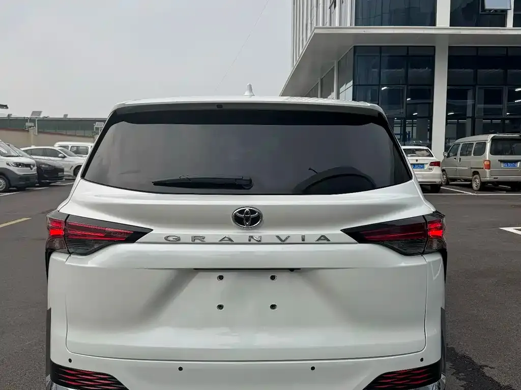 Toyota Granvia — фото 3