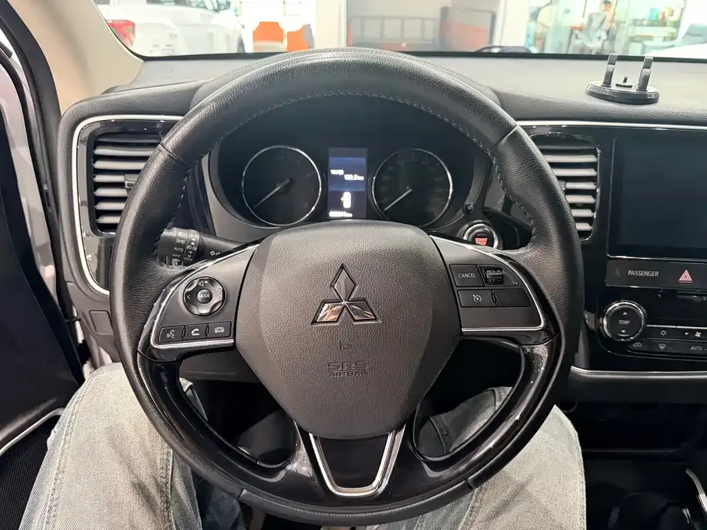 Mitsubishi Outlander — фото 5