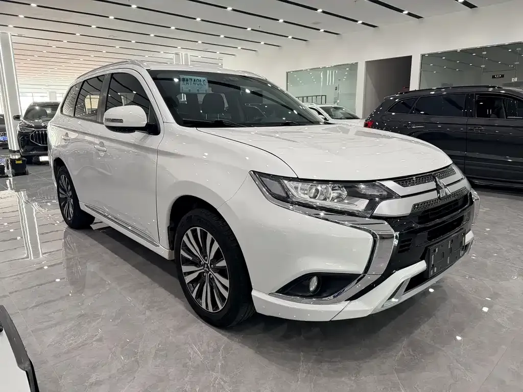 Mitsubishi Outlander — фото 10