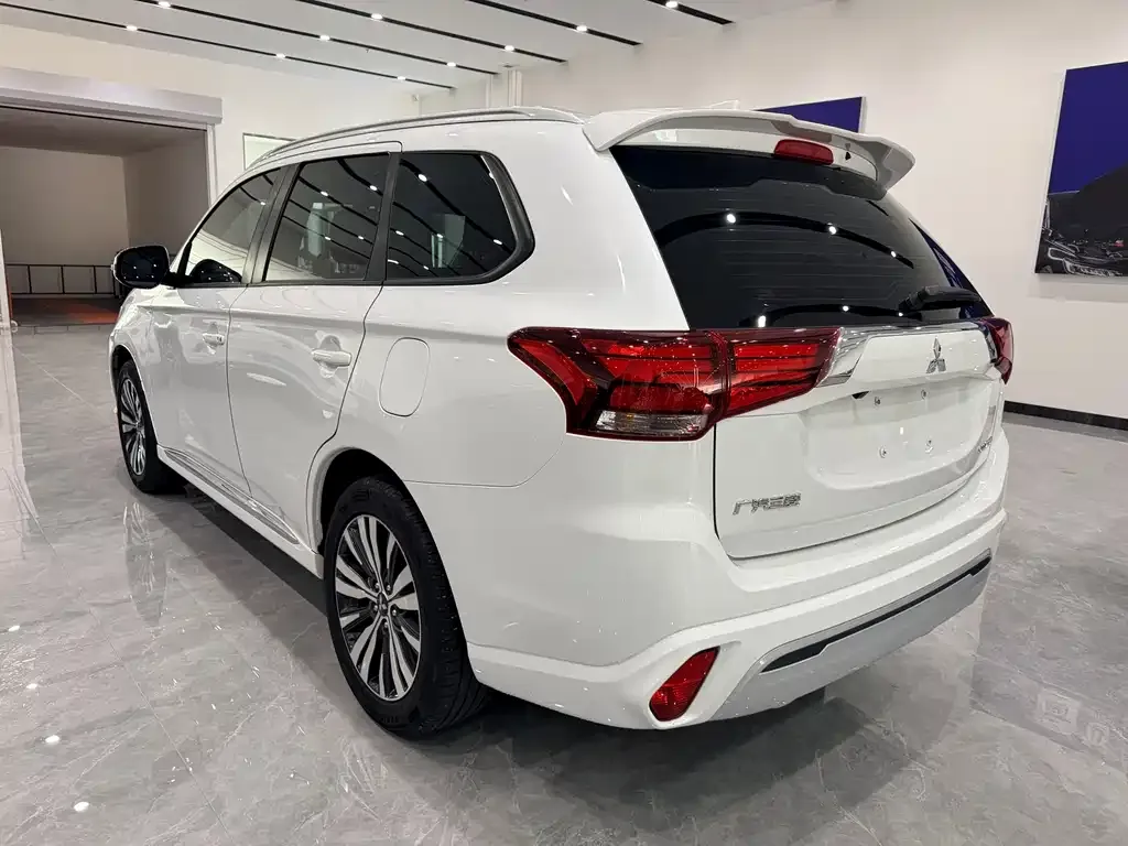 Mitsubishi Outlander — фото 3