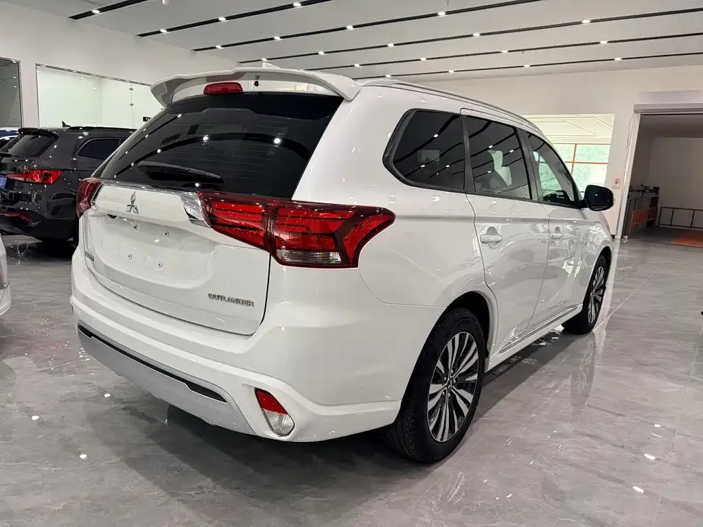 Mitsubishi Outlander — фото 8