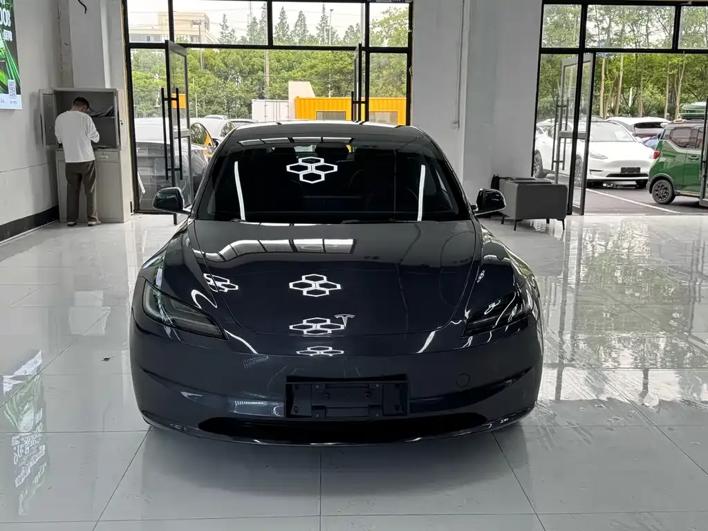 Tesla Model 3 — фото 4