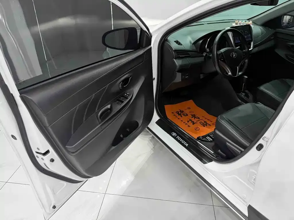 Toyota Yaris L — фото 7