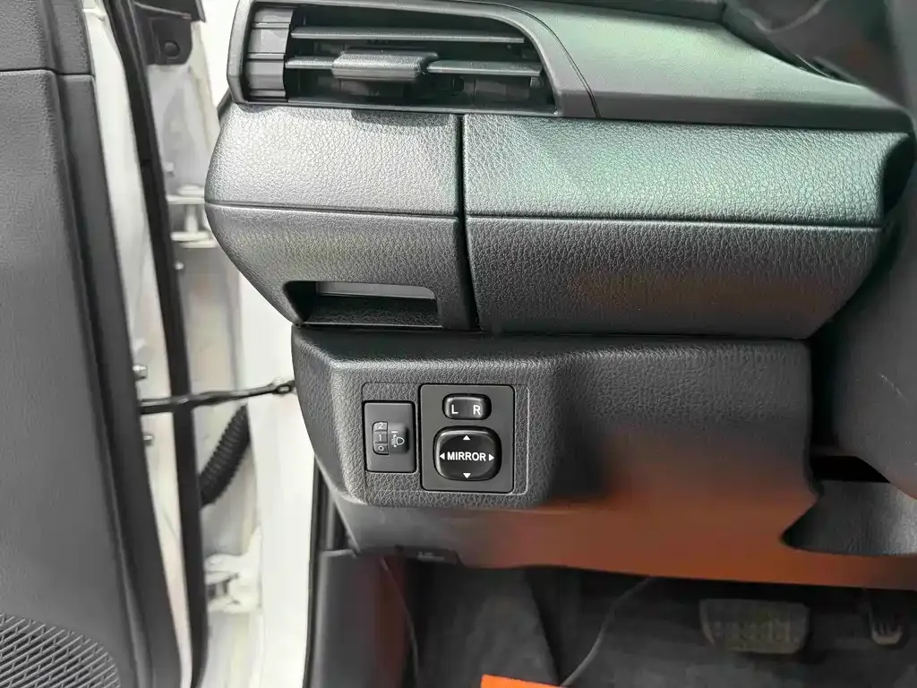 Toyota Yaris L — фото 10