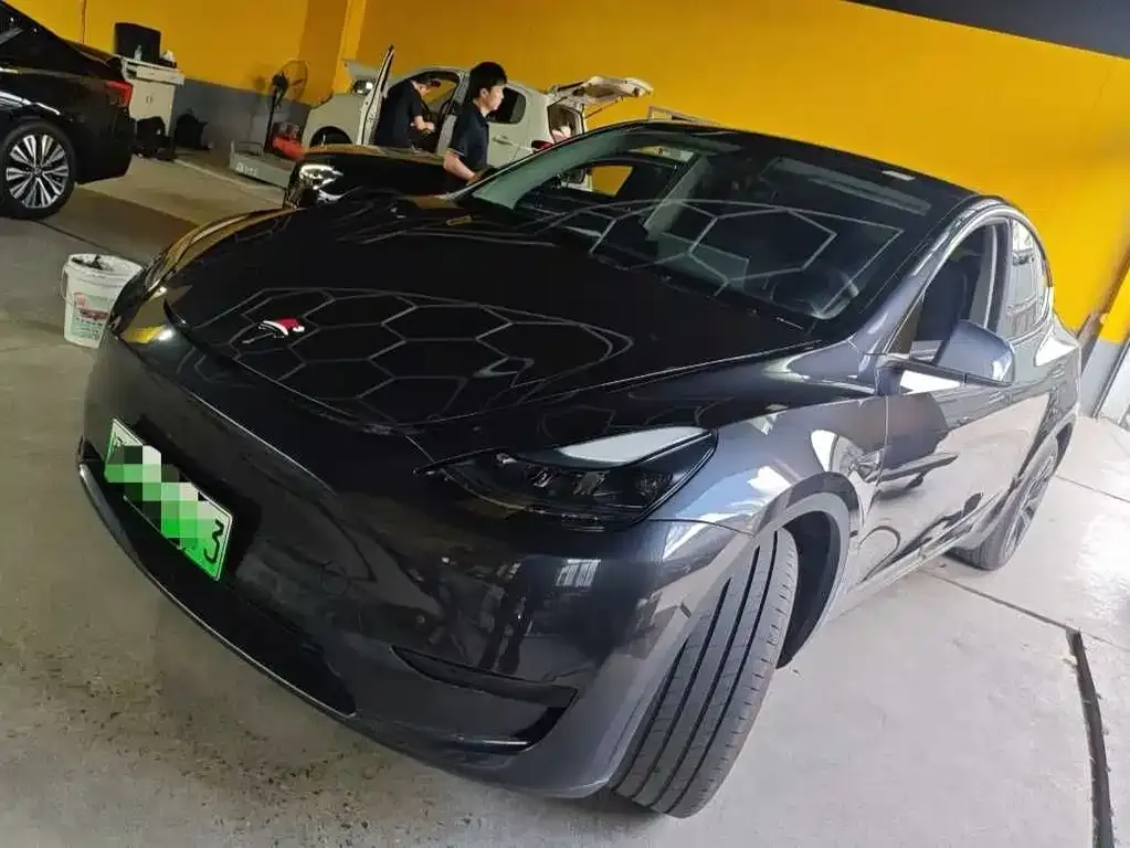 Tesla Model Y — фото 1