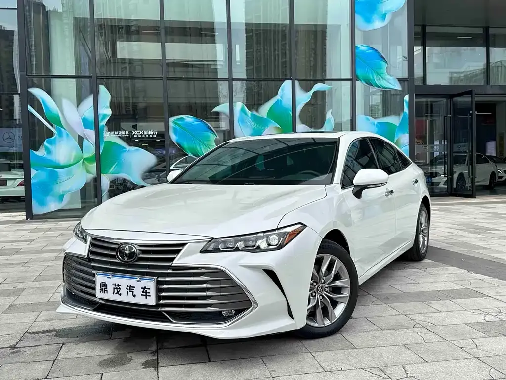 Toyota Avalon — фото 1