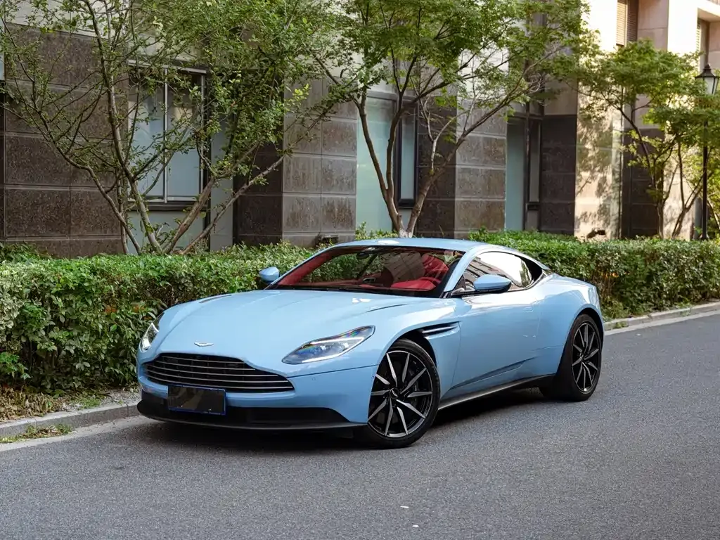 Aston Martin DB11 — фото 1