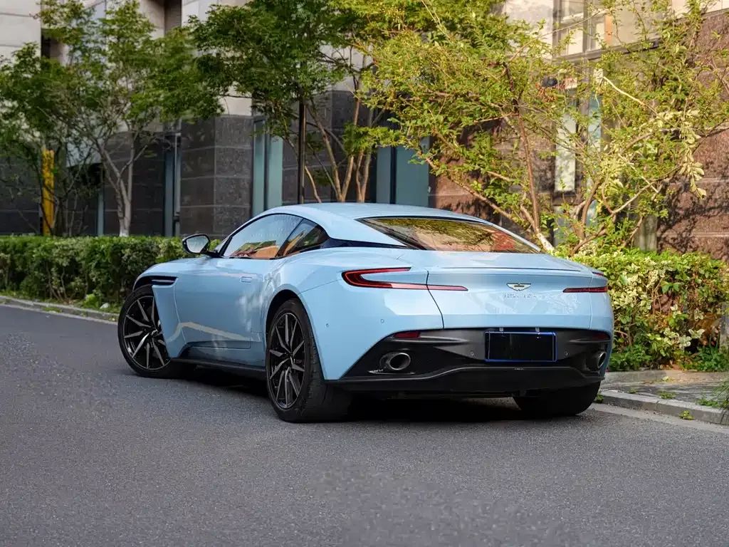 Aston Martin DB11 — фото 9