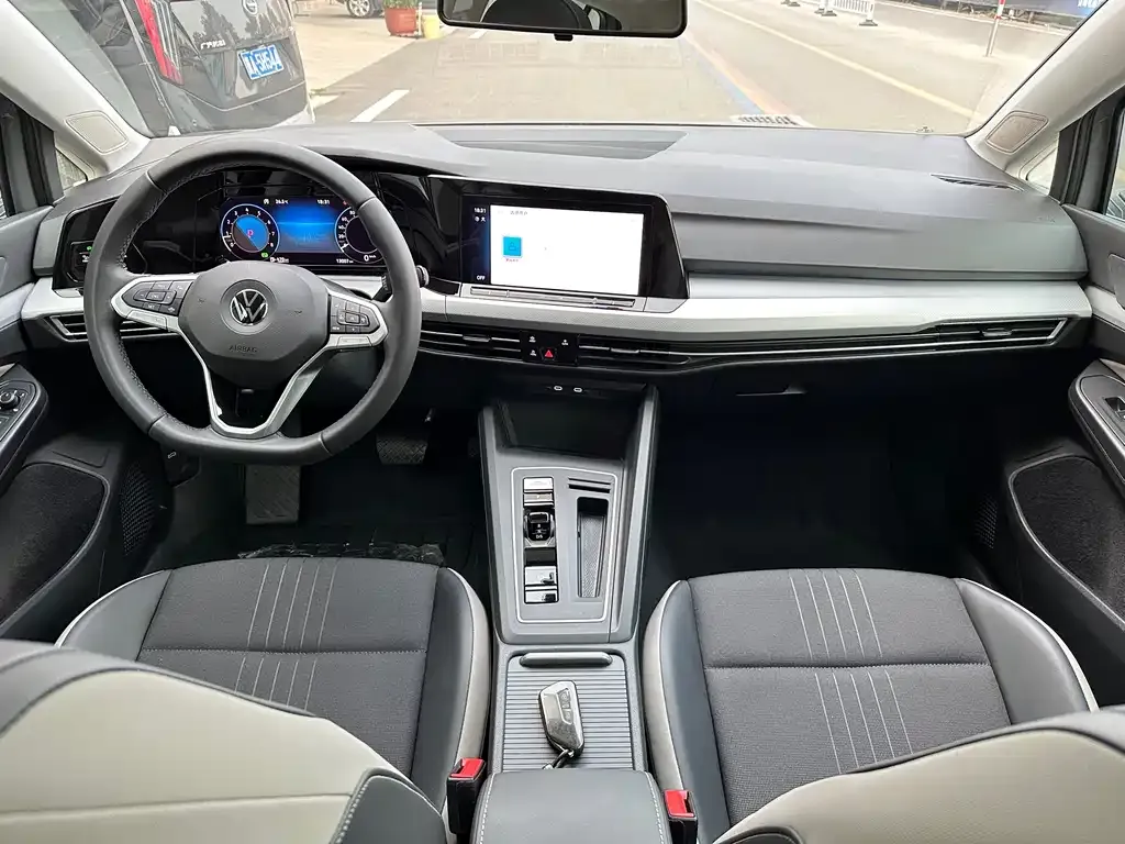 Volkswagen Golf 2024 из CN, фото 4