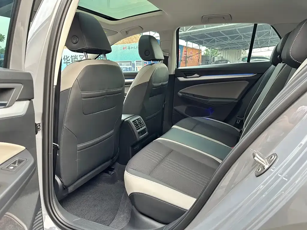 Volkswagen Golf 2024 из CN, фото 6