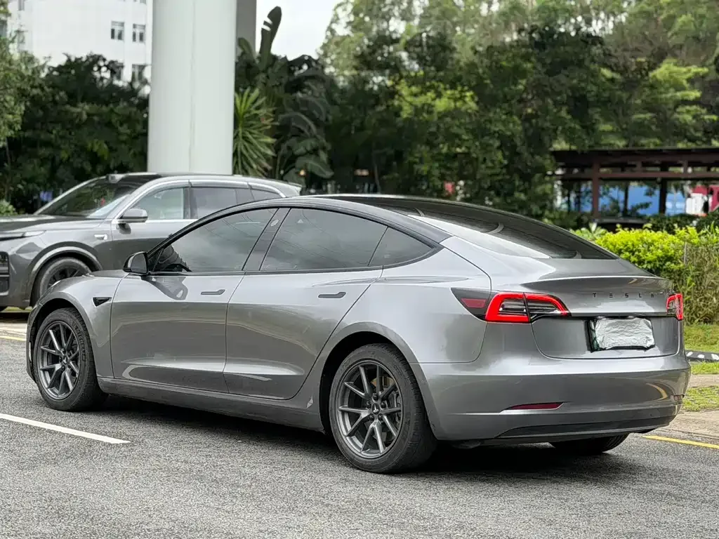 Tesla Model 3 — фото 4