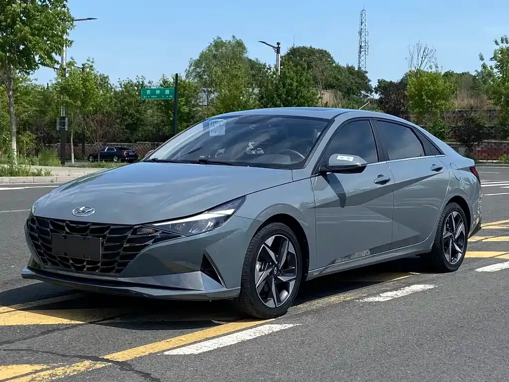 Hyundai Elantra — фото 1