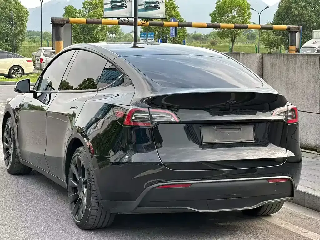 Tesla Model Y — фото 7