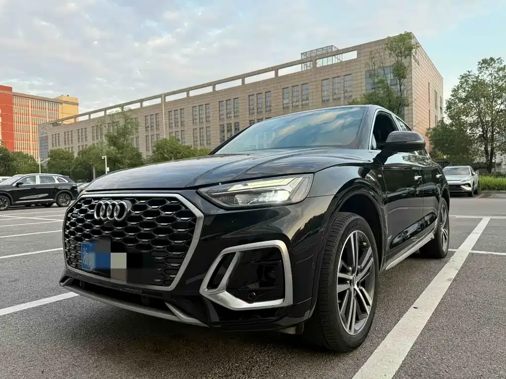Audi Q5L Sportback — фото 1