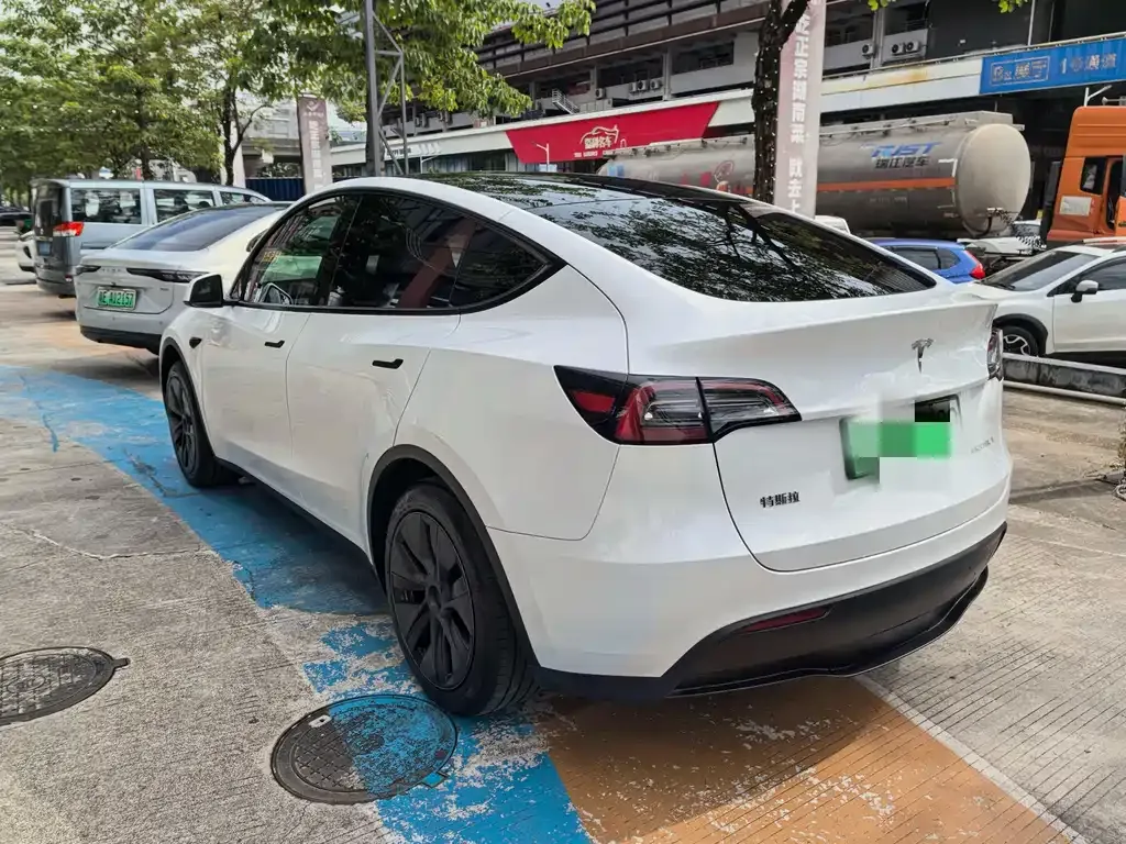 Tesla Model Y — фото 7