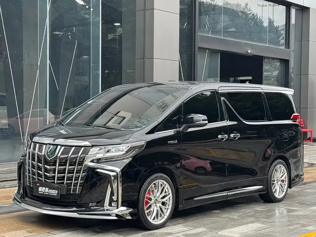 Toyota Alphard — фото 1