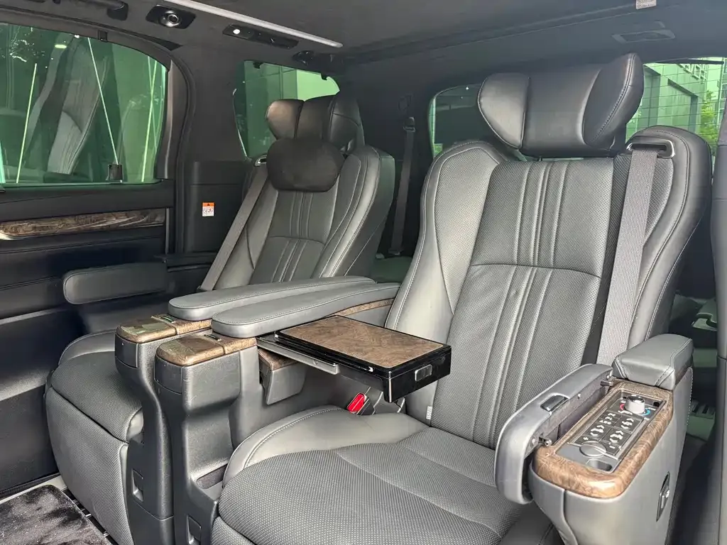 Toyota Alphard — фото 8