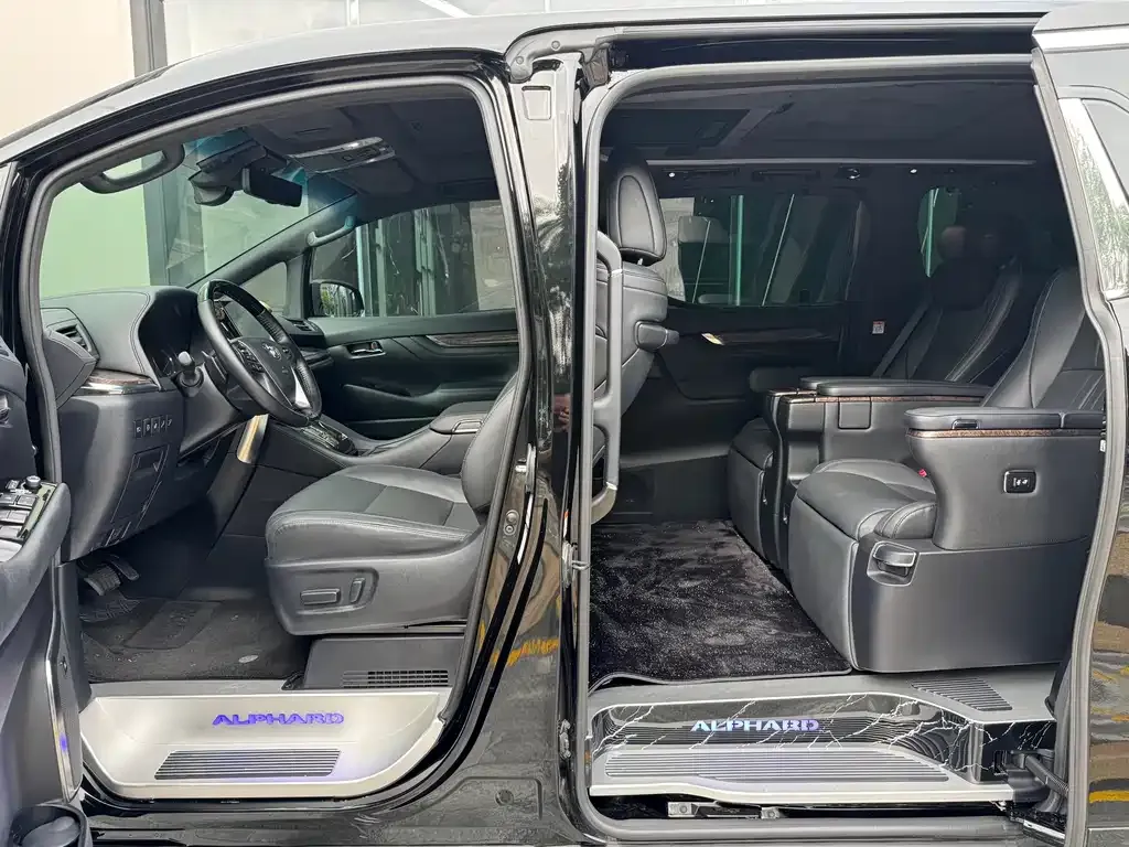 Toyota Alphard — фото 3