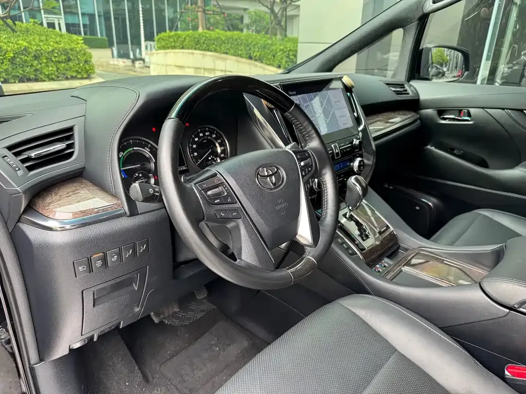 Toyota Alphard — фото 6