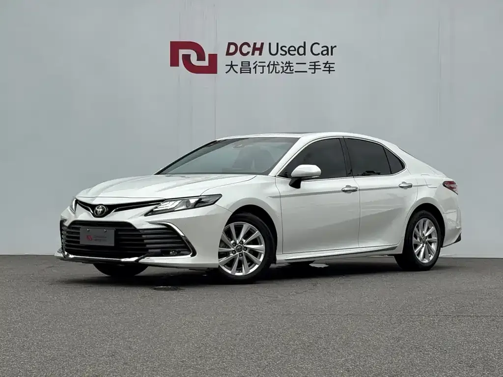 Toyota Camry — фото 1