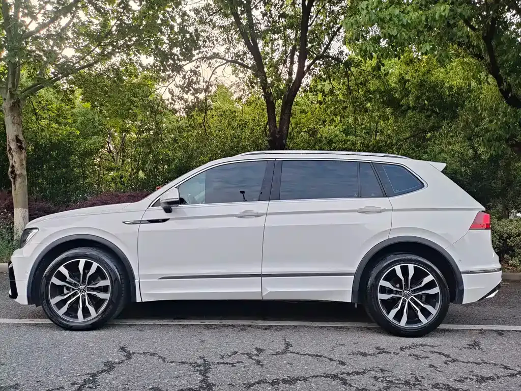 Volkswagen Tiguan L — фото 4