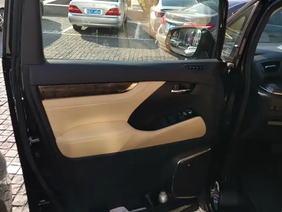 Toyota Vellfire — фото 10