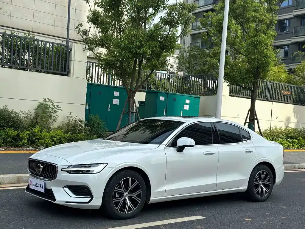 Volvo S60 — фото 1