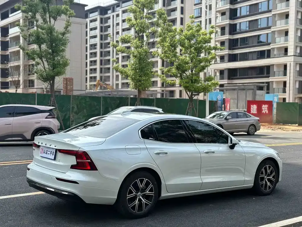 Volvo S60 — фото 9