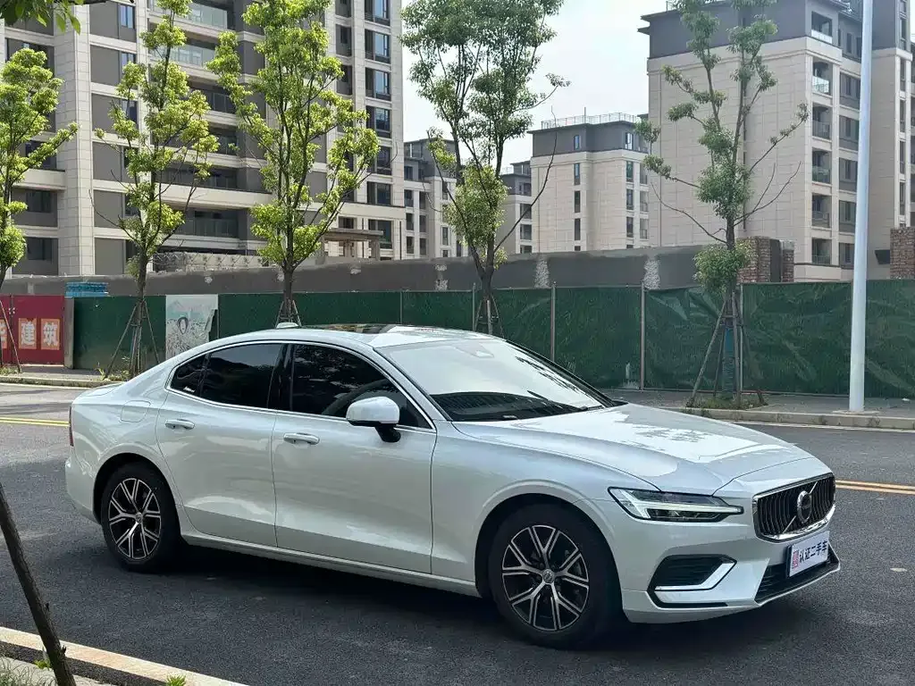 Volvo S60 — фото 10