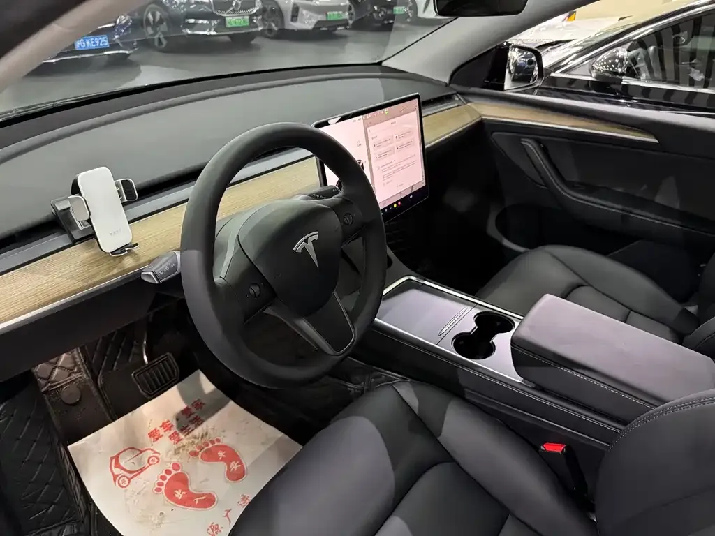 Tesla Model Y — фото 6
