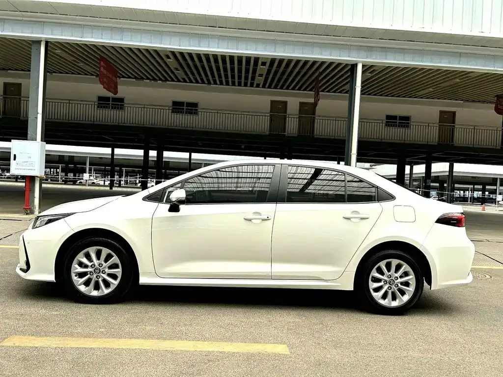 Toyota Corolla — фото 4