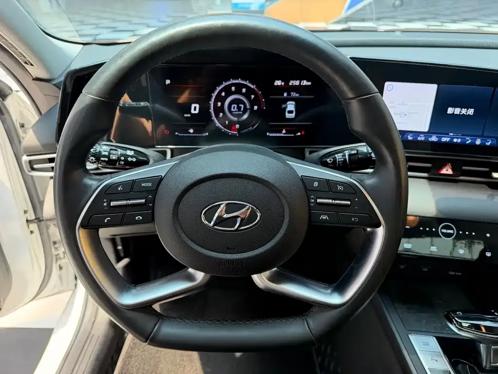 Hyundai Elantra — фото 3