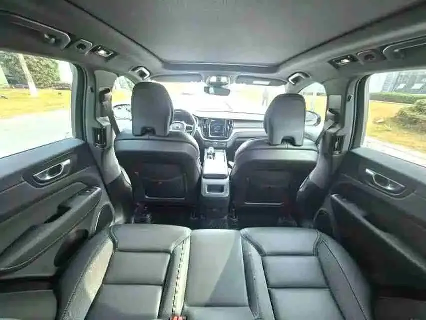 Volvo XC60 2024 из CN, фото 2