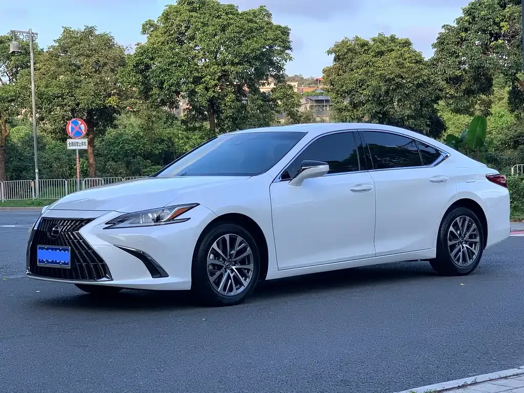 Lexus ES — фото 1