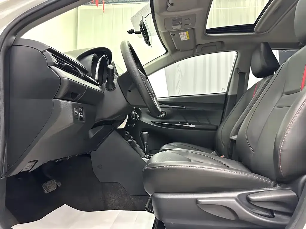 Toyota Yaris L — фото 6