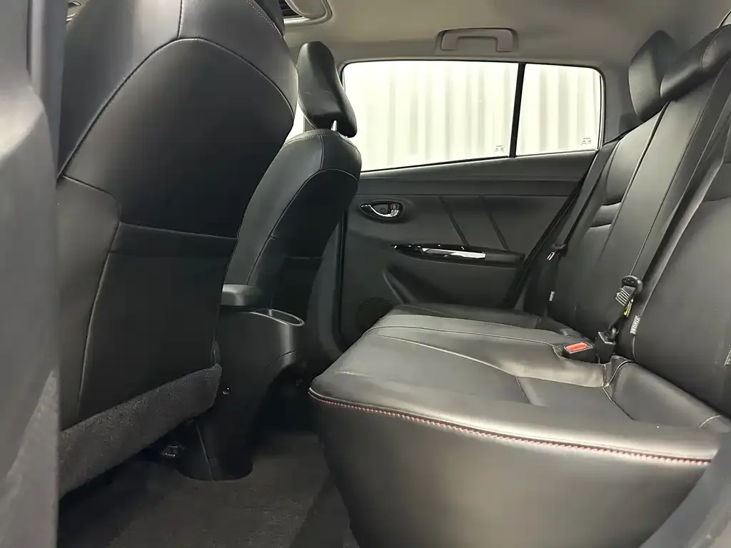 Toyota Yaris L — фото 2
